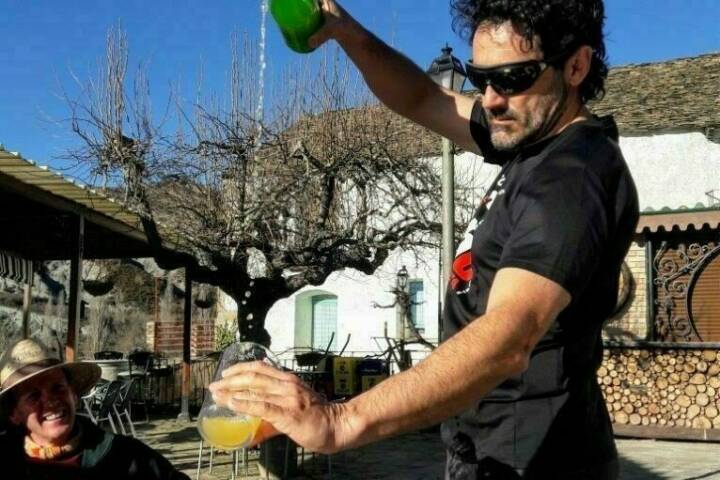 Spain sidra pouring